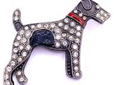 broche en forme de chien argentée et noire, avec un collier rouge et des strass