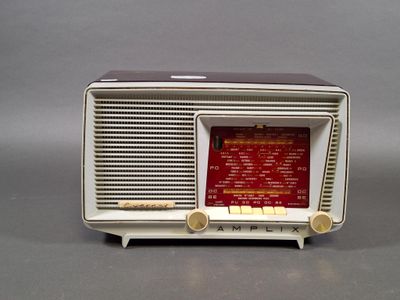 une vieille radio posée sur une table