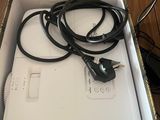 une boîte contenant un chargeur et un câble