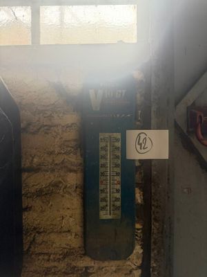 un thermomètre dans un coin d'une pièce dotée d'une fenêtre