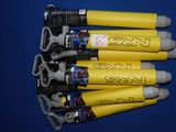 six stylos jaunes et blancs, portant une inscription noire, posés sur une surface bleue