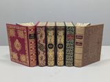 quatre livres sont alignés sur une table