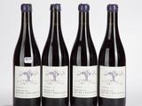 trois bouteilles de vin sont alignées sur une surface blanche
