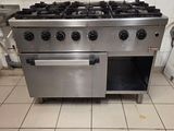 une cuisinière en acier inoxydable à quatre feux dans une cuisine