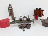 un grand nombre d'objets posés sur une table