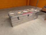 une valise posée par terre dans le garage