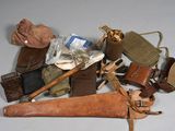 un grand nombre d'objets posés sur une table