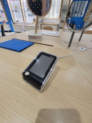 un téléphone portable posé sur une table devant un miroir