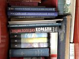 plusieurs livres empilés les uns sur les autres