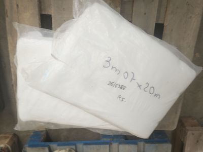 un sac de sucre blanc posé sur une palette