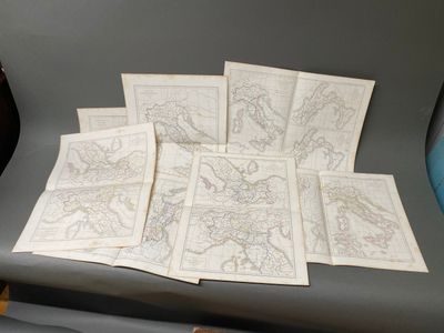 six cartes du monde disposées sur une chaise