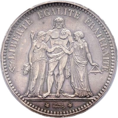 une image représentant une pièce de monnaie sur laquelle figurent la statue d'un homme et de deux femmes