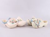 une paire de sabots décorés de fleurs et de papillons