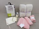 une pile de serviettes, un cahier et une tasse de café posés sur une table