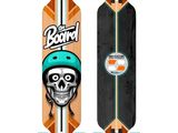 Le skateboard est orné d'un crâne à l'avant et d'un casque à l'arrière.