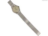une image d'une montre-bracelet sur une surface blanche avec un fond blanc
