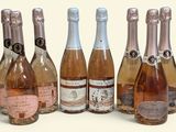 plusieurs bouteilles de vin sont alignées dans une rangée