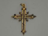 l'image d'une croix dorée sur un fond blanc