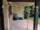 une terrasse avec une table, des chaises et un barbecue