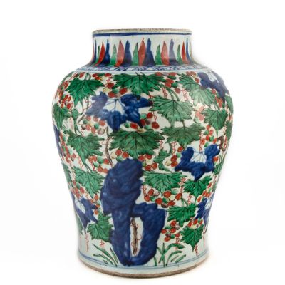 un vase bleu et blanc posé sur une surface blanche