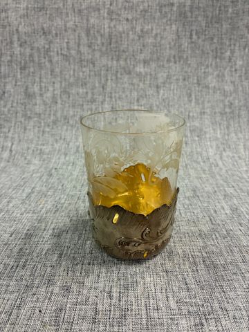 Verre gobelet en cristal taillée enchâssé dans une monture en arg