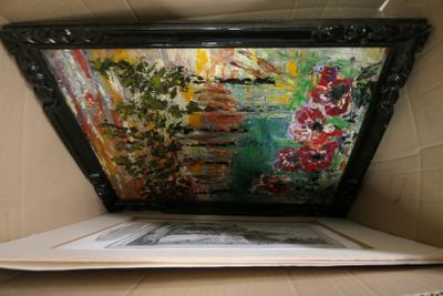 une photo d'un tableau dans une boîte posée sur une table