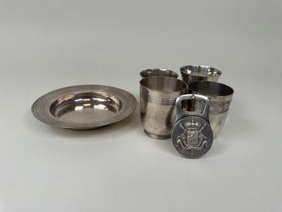 une tasse et un plateau en argent sur une table blanche