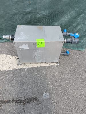une photo d'un chauffe-eau au bord de la route