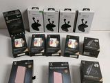 Plusieurs boîtes de téléphones portables sont alignées sur une surface blanche