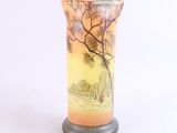 un vase sur lequel figure l'image d'un arbre