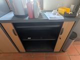une petite armoire sur laquelle est posée une cafetière