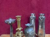 quatre types de vases différents posés sur une table