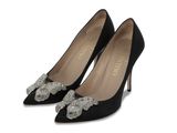 une paire de chaussures noires à talons hauts ornées d'un nœud sur la pointe