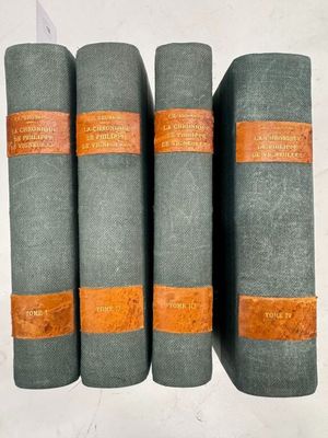 trois livres sont empilés les uns sur les autres sur une table