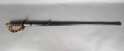 une image représentant une épée ornée d'un anneau en or