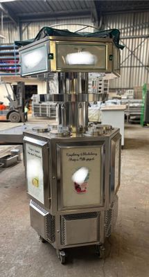 une machine qui se trouve au milieu d'un bâtiment