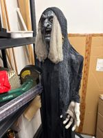 Contenu restant des 3 étagères : décoration dont Halloween, … (photo 3)