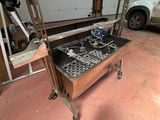 une voiture garée dans un garage, à côté d'une table sur laquelle se trouve un barbecue
