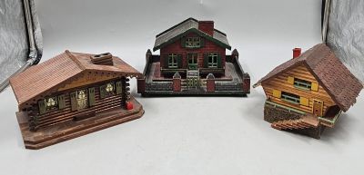 63 / D1 / Lot de petits chalets en bois dont une boite…