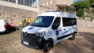 une camionnette blanche garée devant un bâtiment