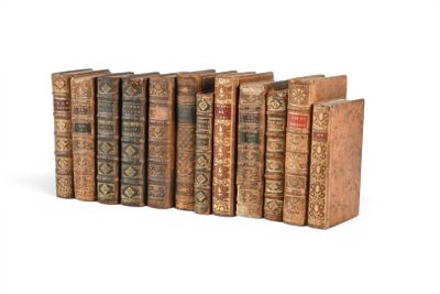 plusieurs vieux livres sont alignés sur une surface blanche