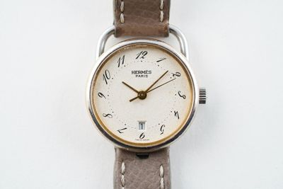 gros plan d'une montre-bracelet sur une surface blanche