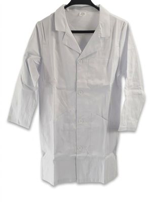 une blouse blanche de laboratoire suspendue à un cintre sur fond blanc