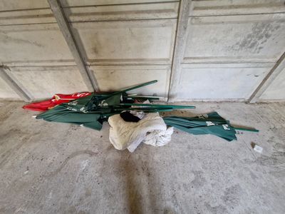 un parapluie cassé posé par terre dans un garage