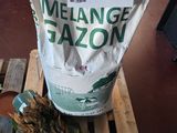 un sac d'herbe posé sur une palette