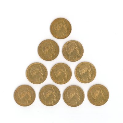 un ensemble de six pièces britanniques disposées en pyramide