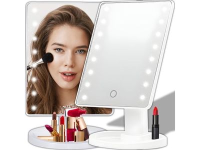 une photo d'une femme avec des pinceaux de maquillage devant un miroir