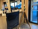 une planche de surf appuyée contre une chaise dans une pièce