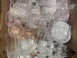 beaucoup de verres dans une boîte posée sur la table