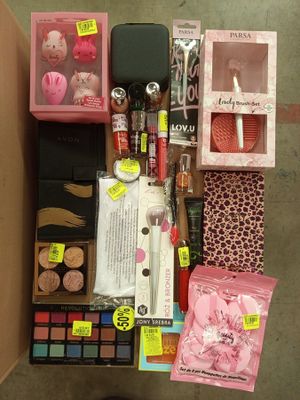 une boîte contenant du maquillage et d'autres produits de beauté posée par terre